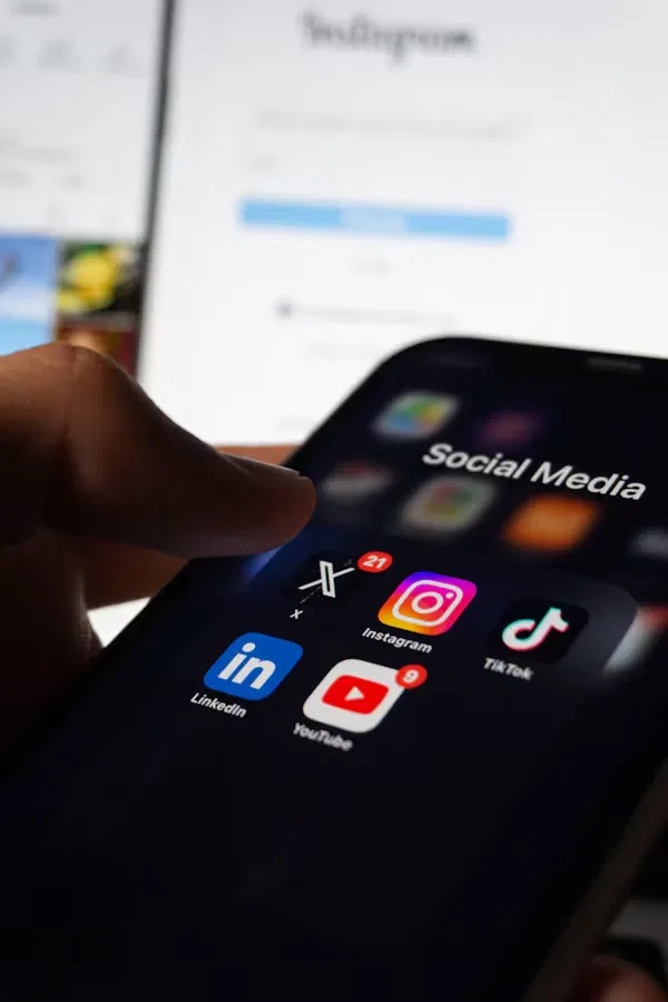 Móvil con las apps de redes sociales
